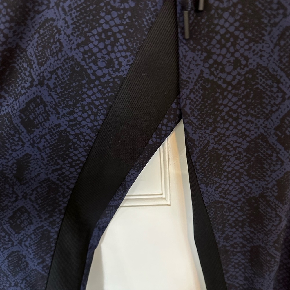 Athleta Brooklyn Joggers Size 10 Blue Black Snakeskin‎ Poly Stretch Athleisure - Picture 7 of 14